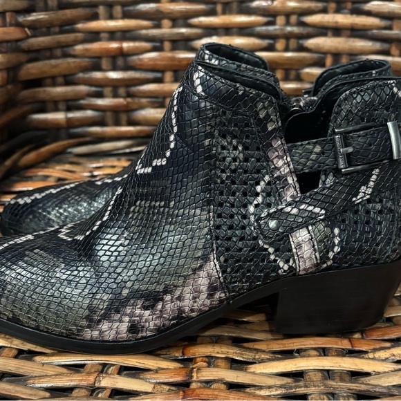 Vince Camuto Women's
Pamma Snake Print Block Heel
Booties Olive Multi Size 9 - Picture 12 of 14